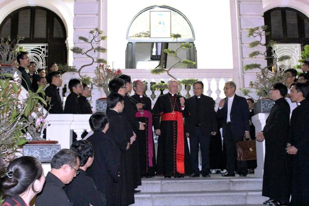 Đức hồng y Filoni thăm TGP Sài Gòn