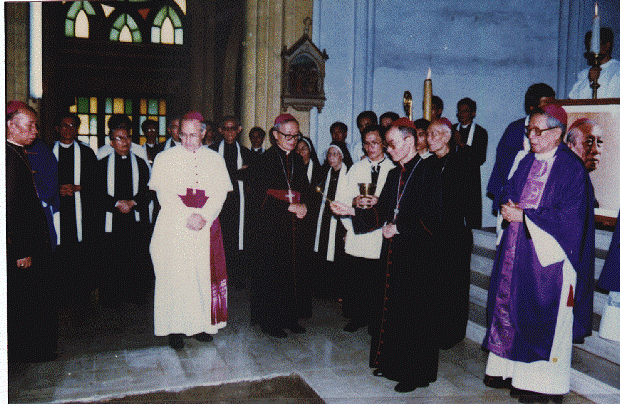 Đức khâm sứ và các giám mục tại phần mộ Đức TGM