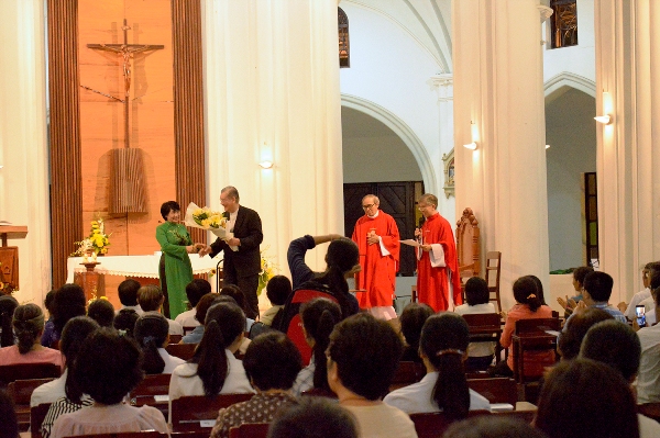 Đại diện học viên tặng hoa mừng Kim khánh linh mục của ĐHY