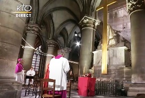 Tôn kính Mão gai của Chúa Giêsu tại Notre Dame de Paris (10.4.2020)
